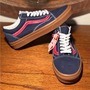 NWT Vans Old Skool - Navy w white stitching detail w/ gum sole